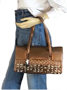 IMPULSE BY SHARIF VTG Y2K BRONZE PATENT LEATHER WOVEN BAG WITH FUR ACCENTS